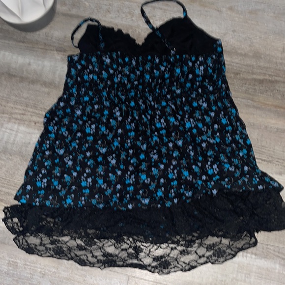 Floral pattern tank top with black lace trim at the bottom - Picture 2 of 3